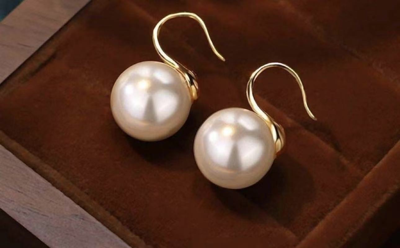 Faye- Pearl Stud Earrings